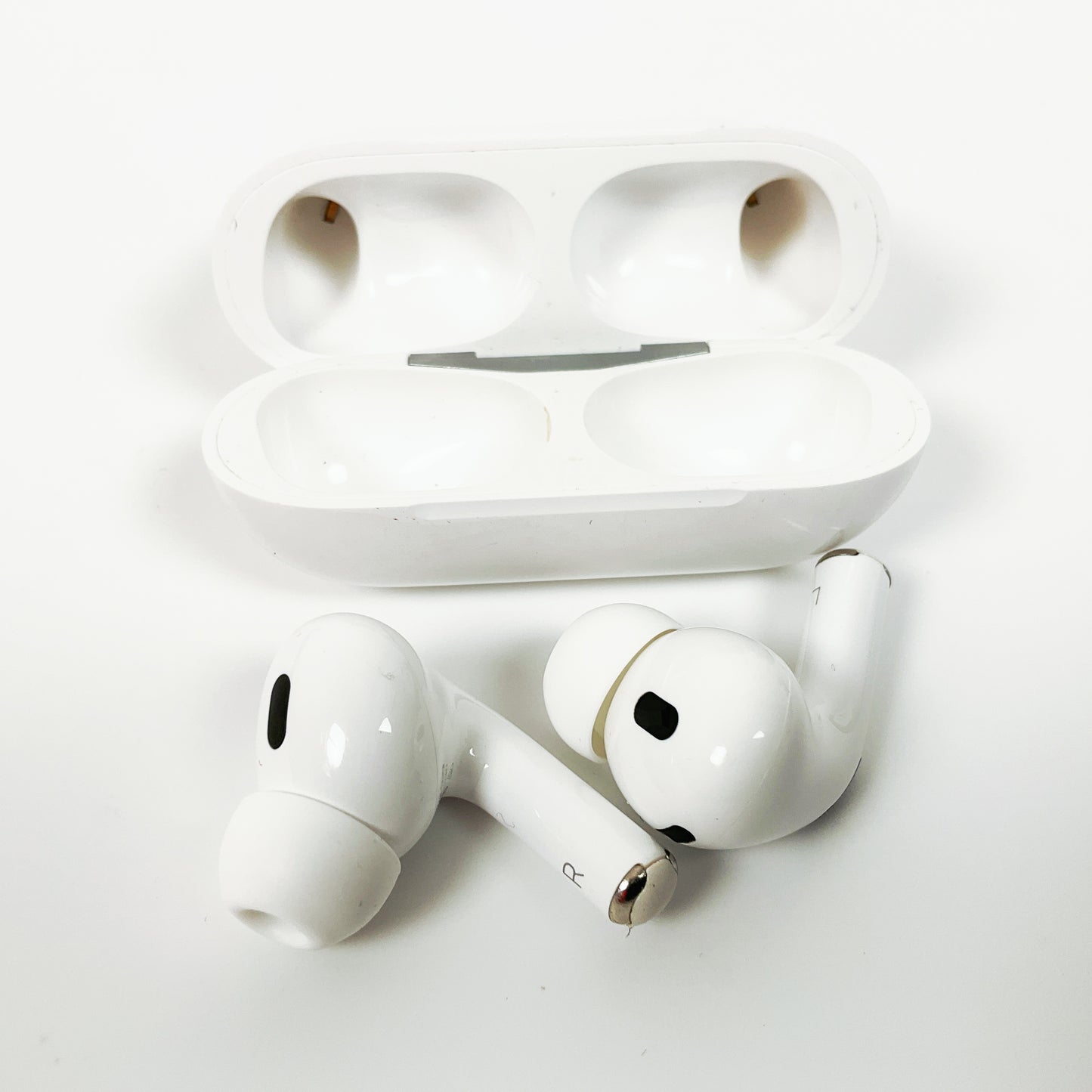 Apple AirPods Pro (2nd Gen) with MagSafe Charging Case (USB-C) – Great Condition