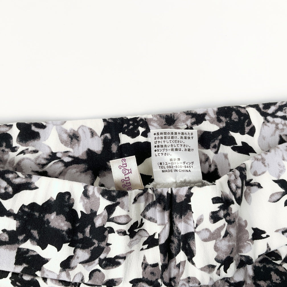 QueenAnne- Black and White Floral Print Skinny Pants