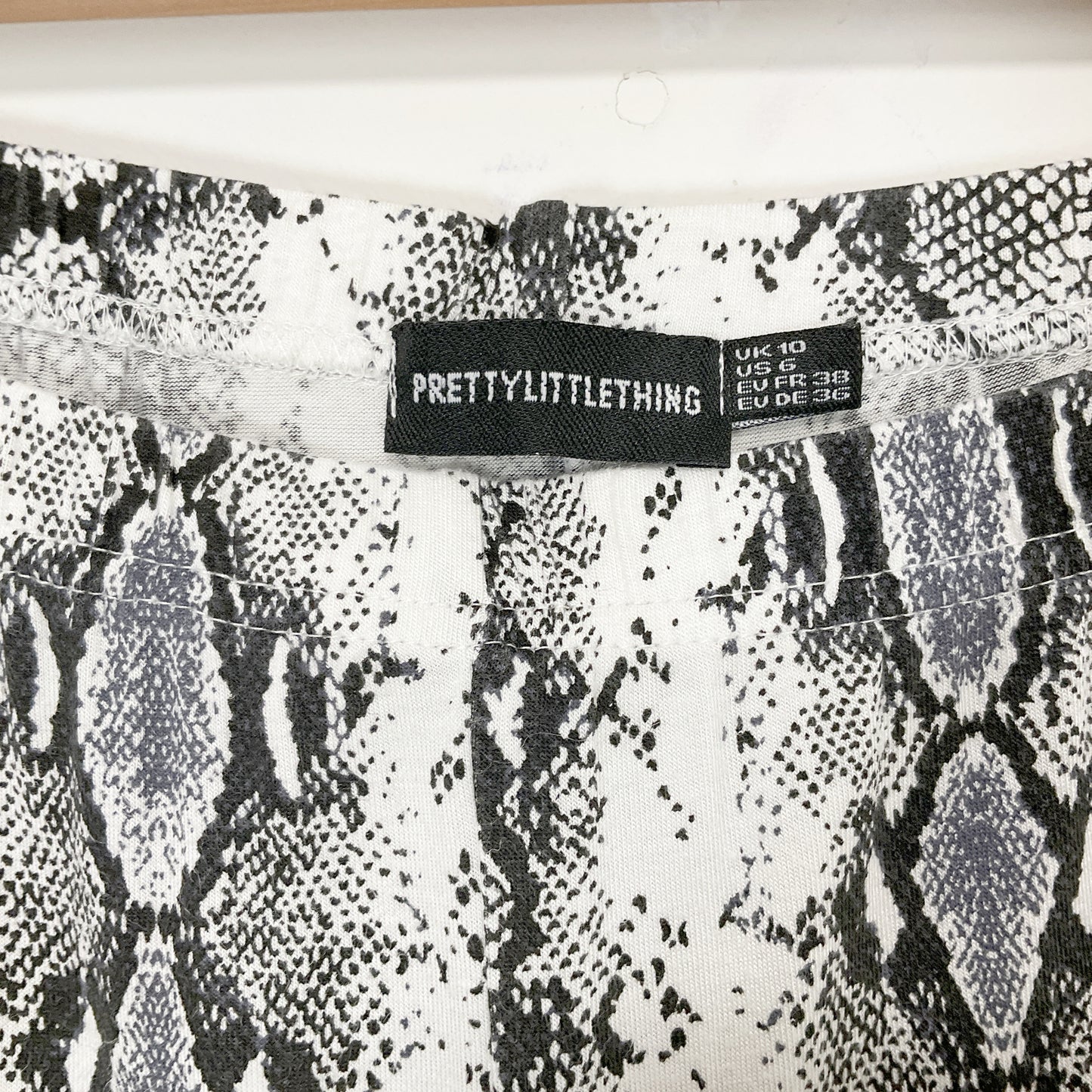 Prettylittlething - Black Snake Print Pants