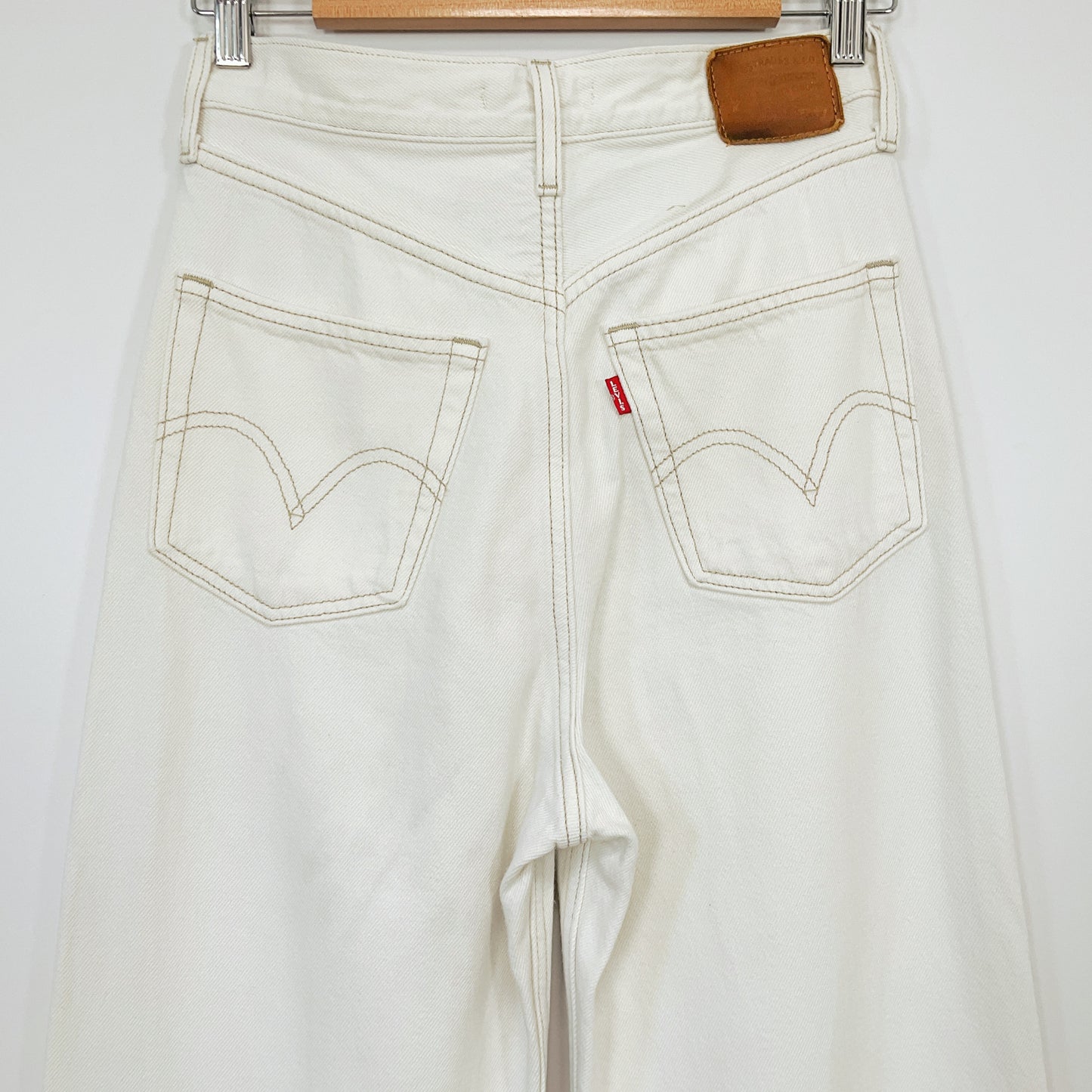 Levi's - White High Loose Jeans