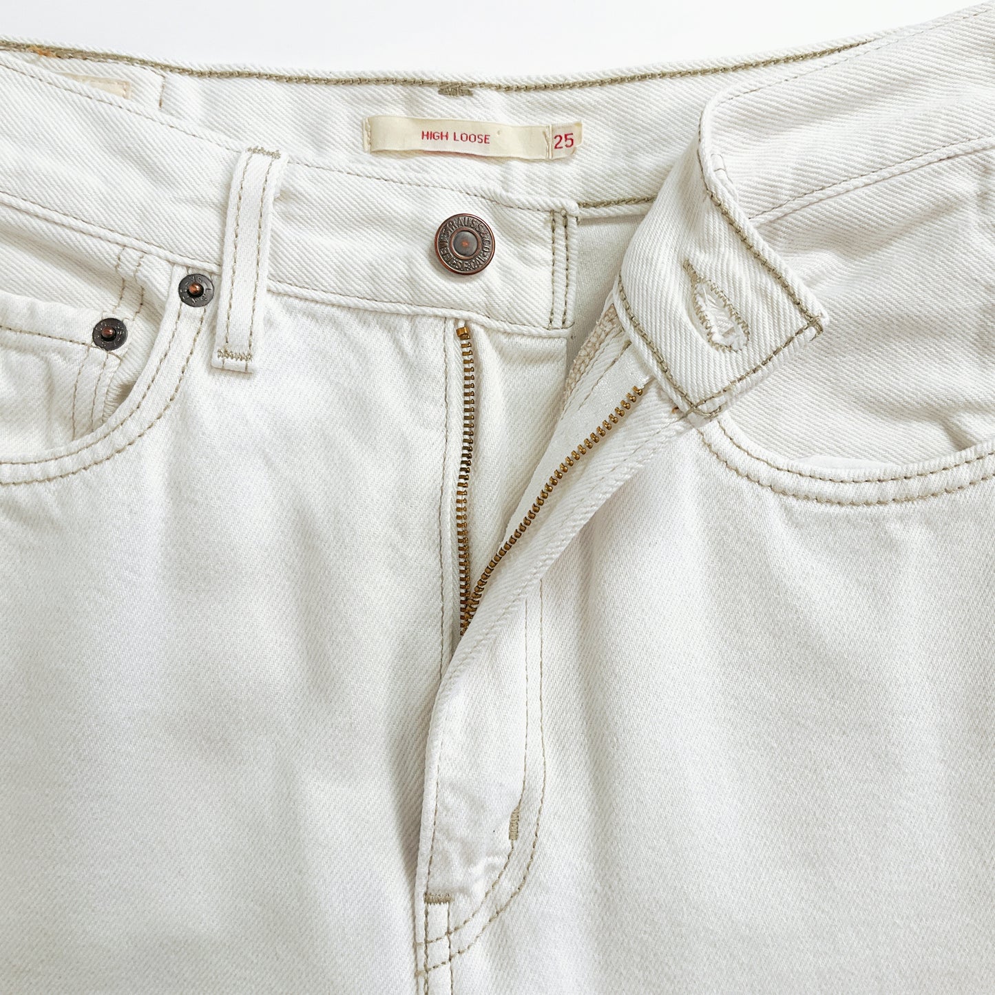 Levi's - White High Loose Jeans