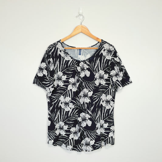 Pickaberry - Black & White Floral Print Tee