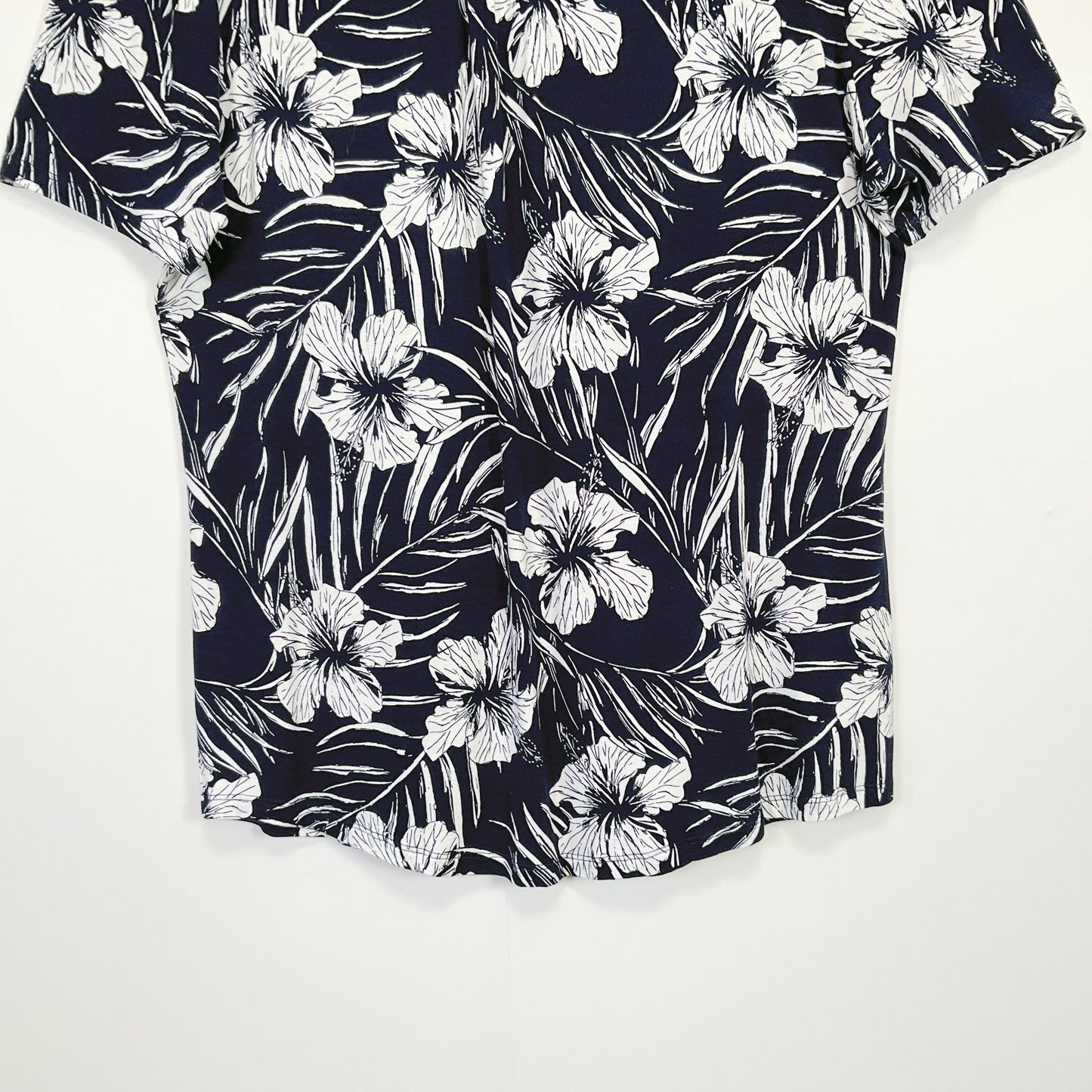 Pickaberry - Black & White Floral Print Tee