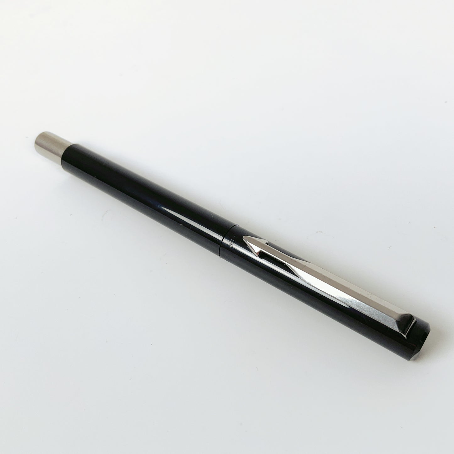 Parker - Vector Standard Chrome Trim Black Body Roller Ball Pen