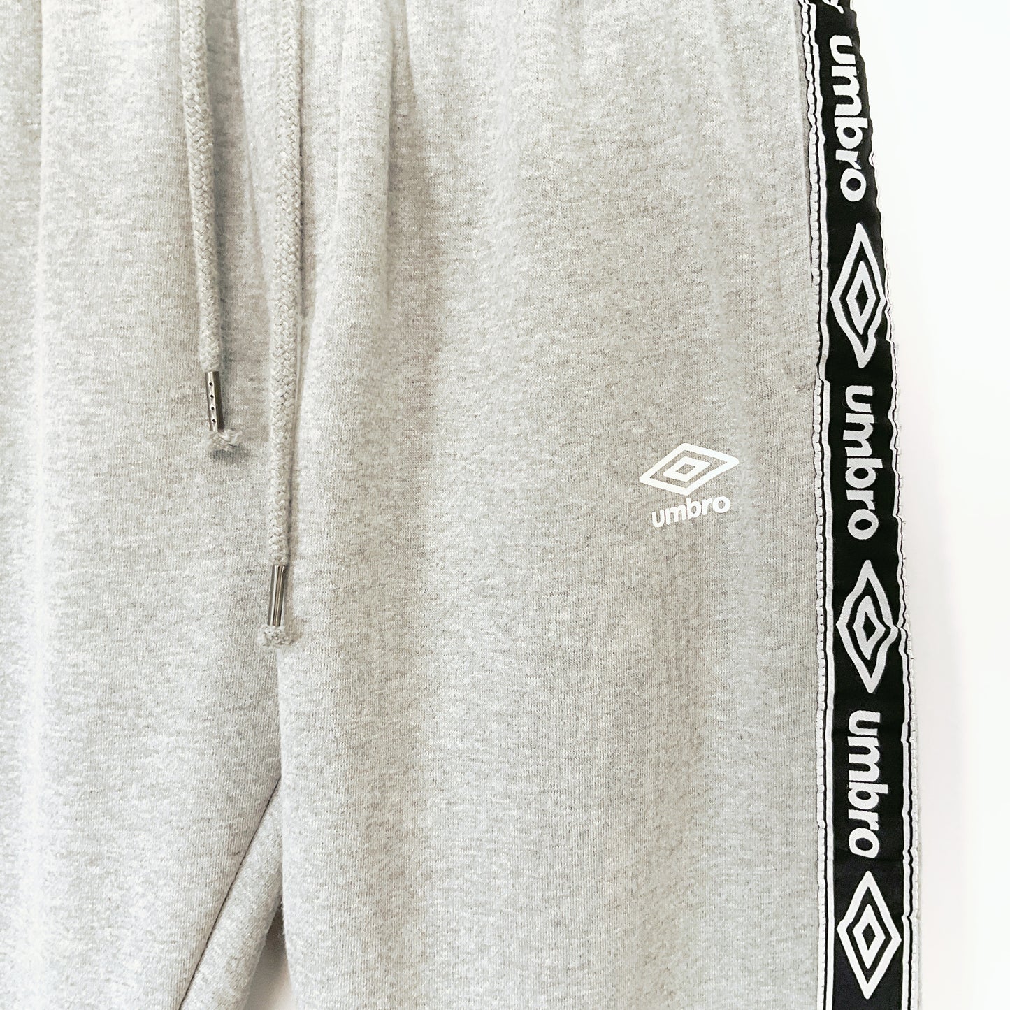 Umbro - Sweatpants in grey