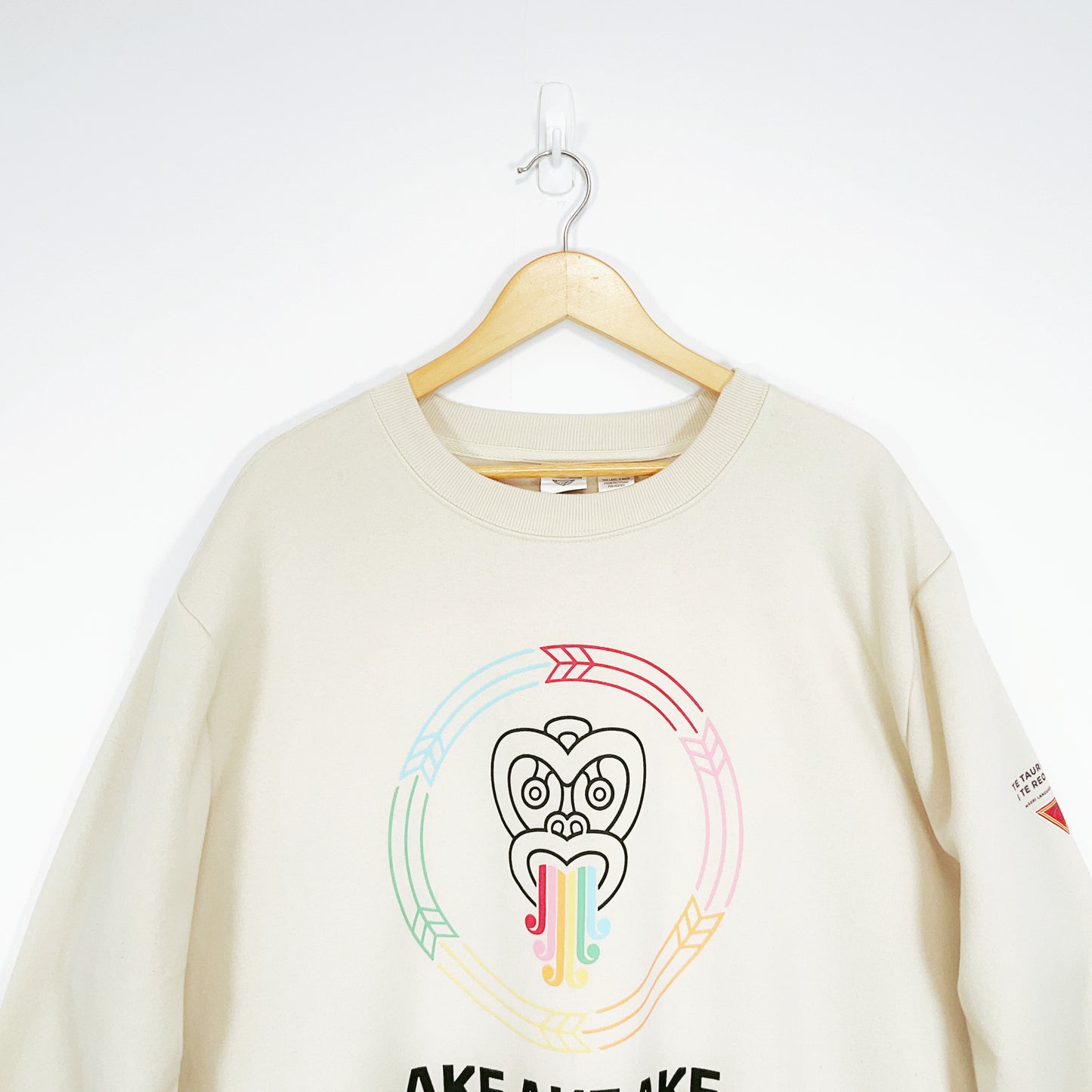 Māori Language Commission - Long Sleeve Crew Sweatshirt (Unisex)