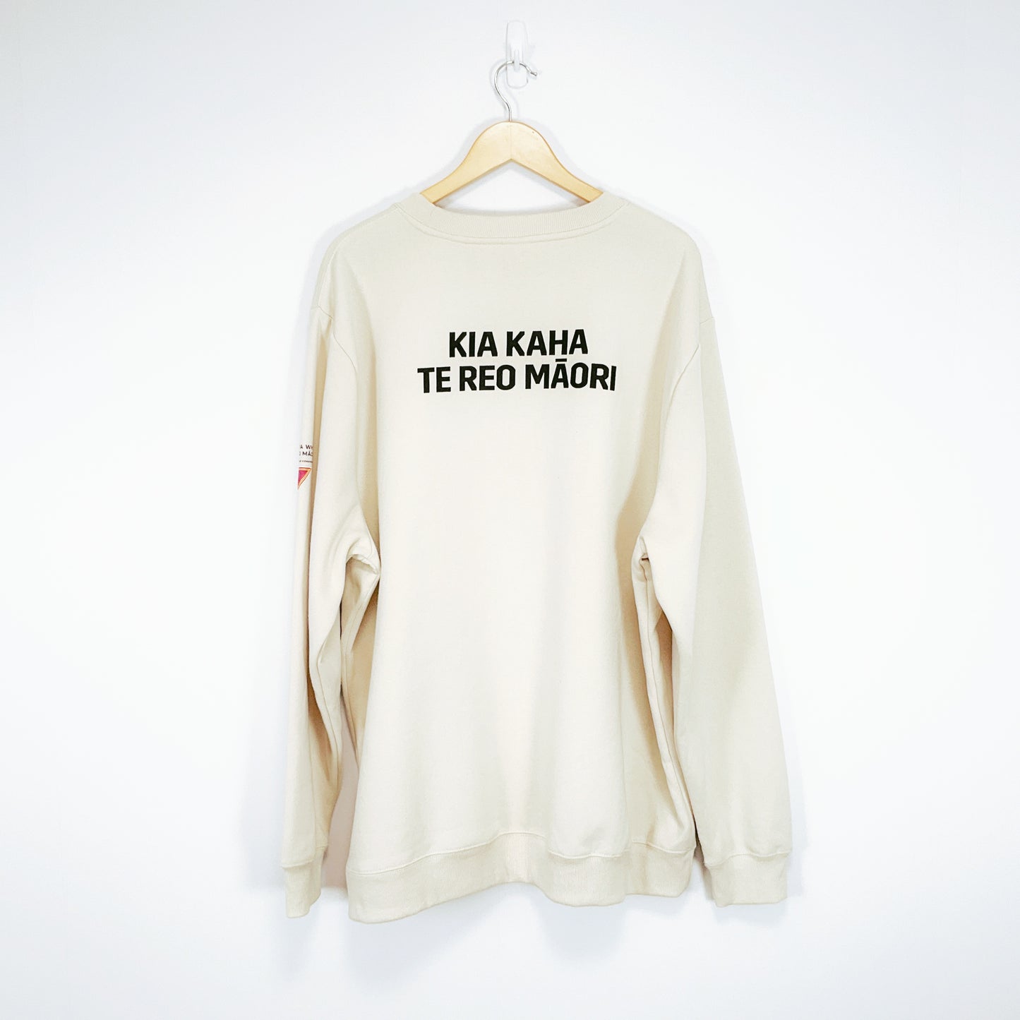 Māori Language Commission - Long Sleeve Crew Sweatshirt (Unisex)