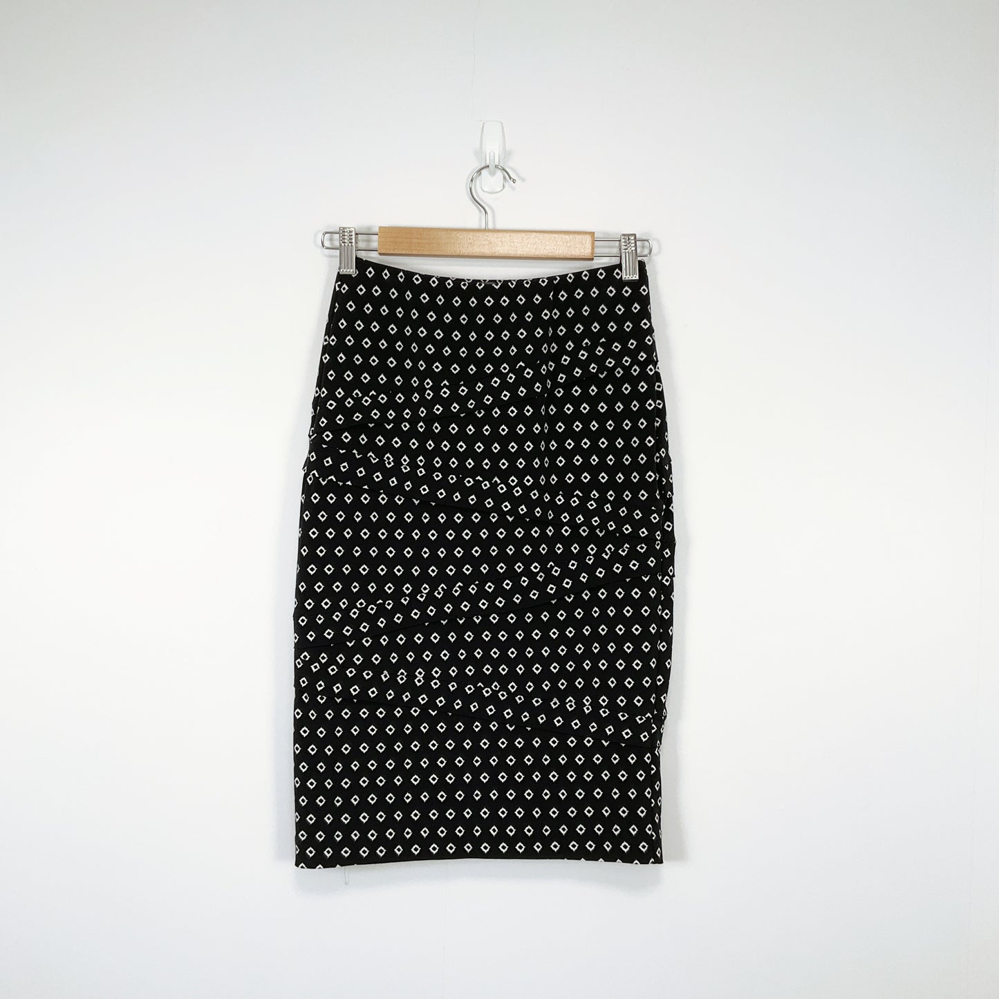 Jacqui E - Black & White Geometric Print Pencil Skirt