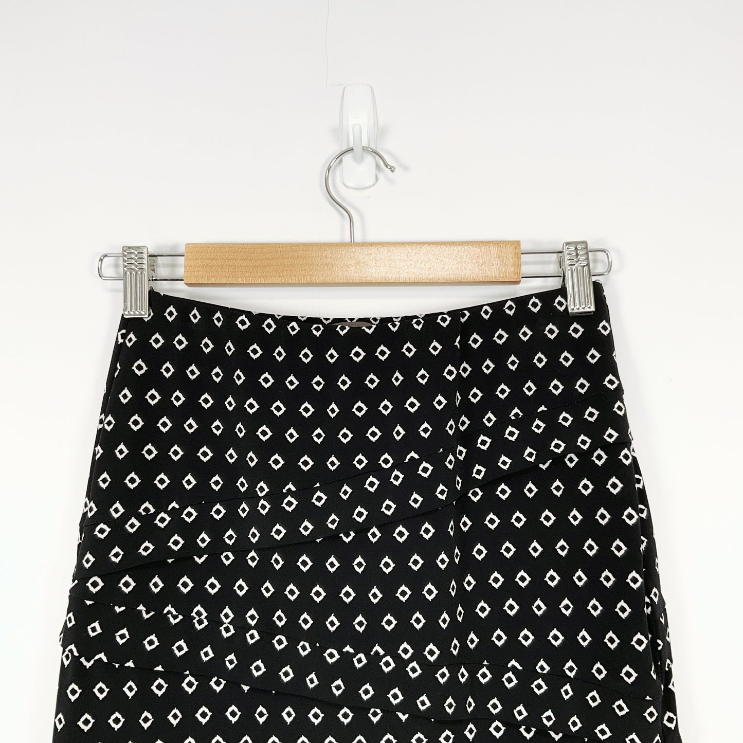 Jacqui E - Black & White Geometric Print Pencil Skirt