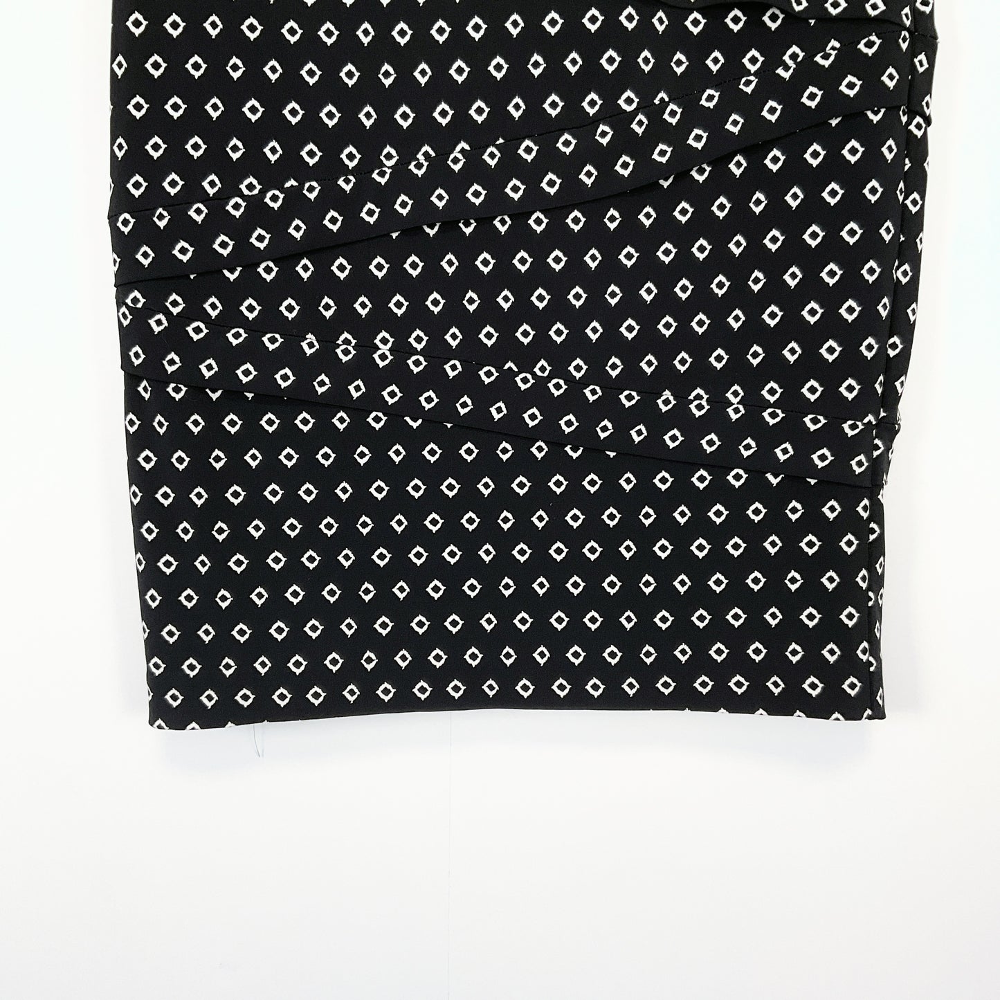 Jacqui E - Black & White Geometric Print Pencil Skirt