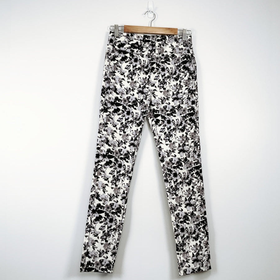 QueenAnne- Black and White Floral Print Skinny Pants