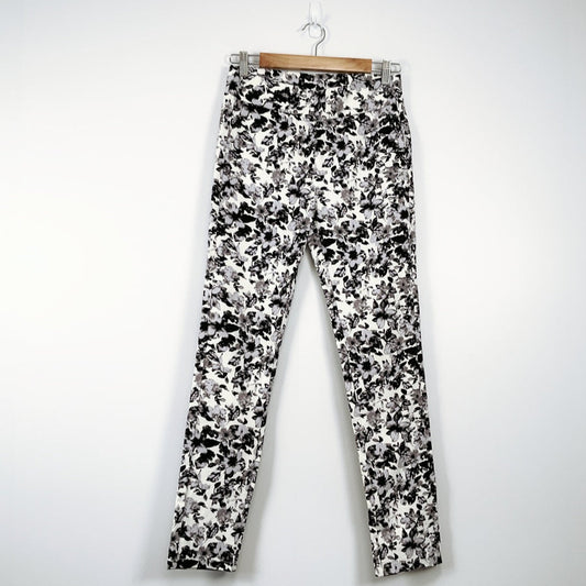 QueenAnne- Black and White Floral Print Skinny Pants