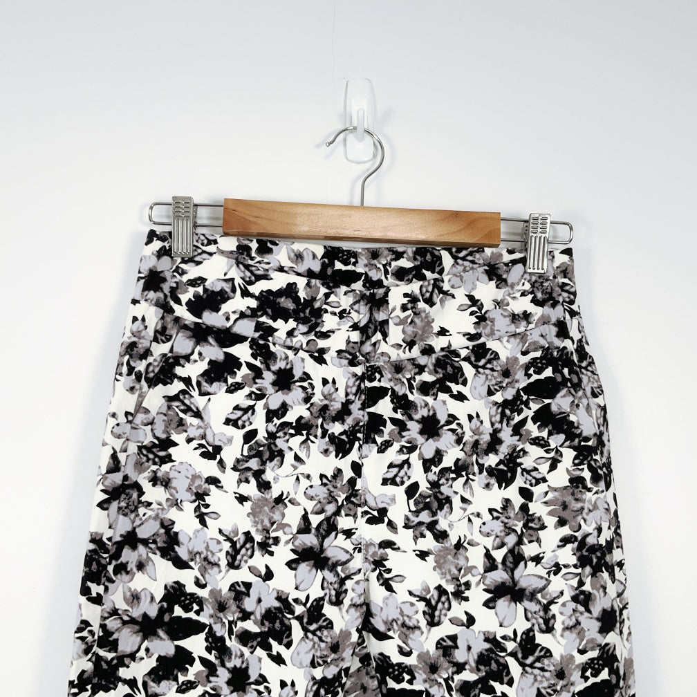 QueenAnne- Black and White Floral Print Skinny Pants