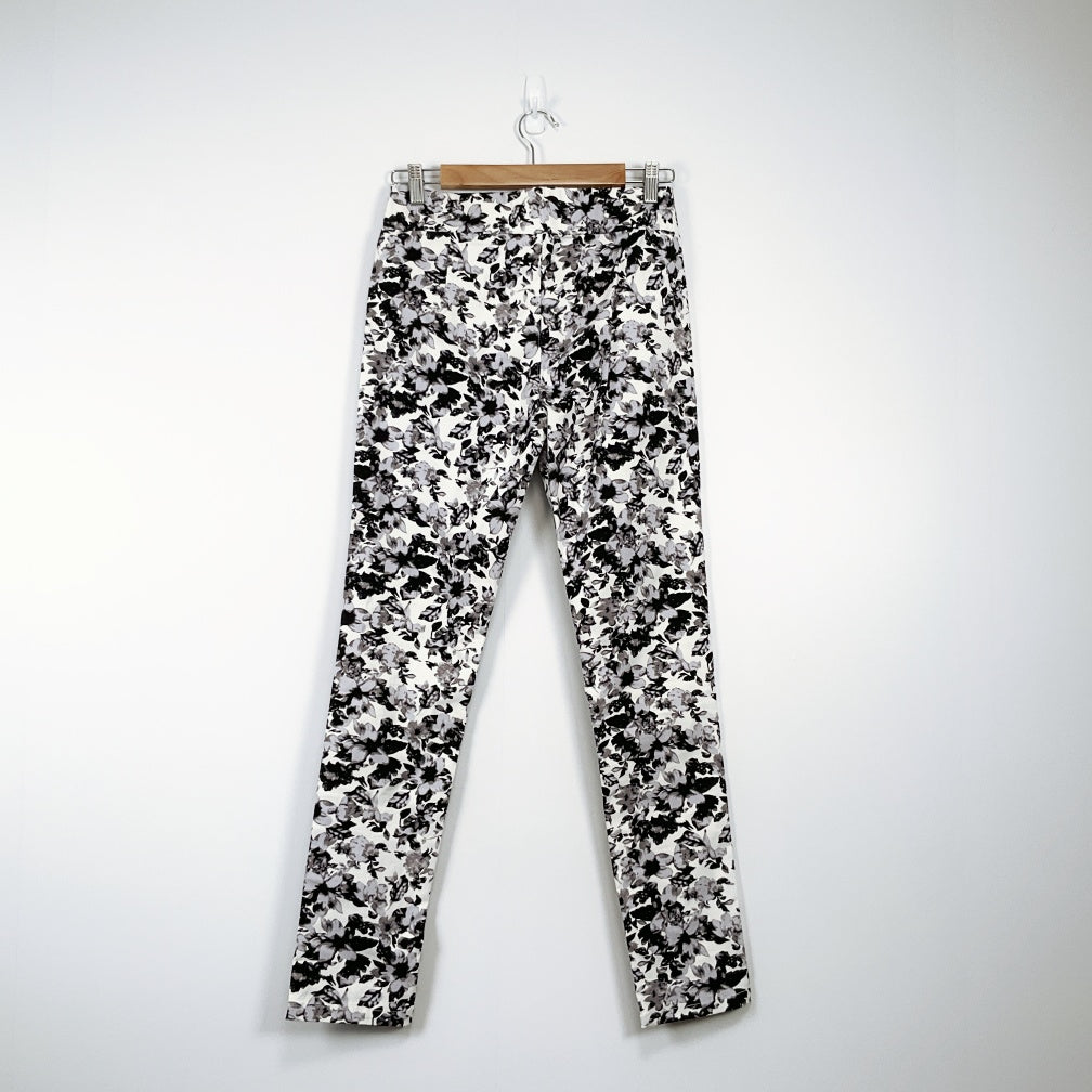 QueenAnne- Black and White Floral Print Skinny Pants