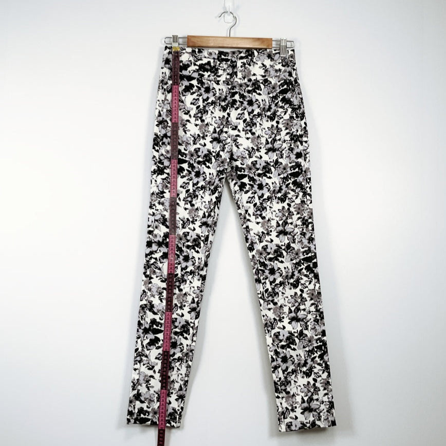 QueenAnne- Black and White Floral Print Skinny Pants