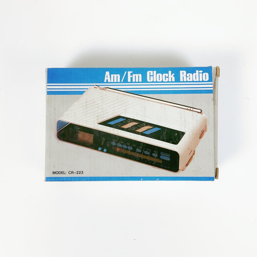 Vintage White AM/FM Alarm Clock Radio CR-223