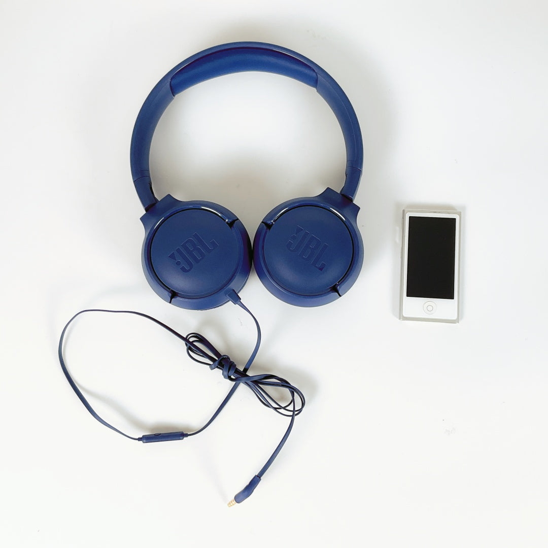 Apple iPod Nano (7th Generation) + JBL Wired Headphones (Bundle)