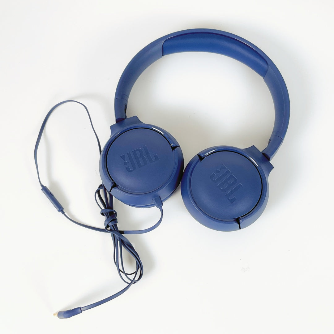 Apple iPod Nano (7th Generation) + JBL Wired Headphones (Bundle)