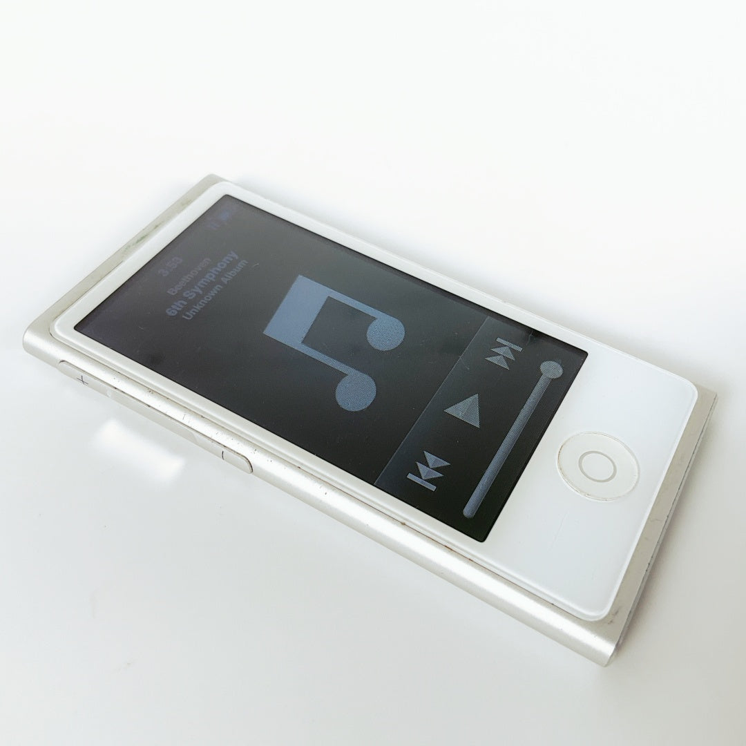 Apple iPod Nano (7th Generation) + JBL Wired Headphones (Bundle)