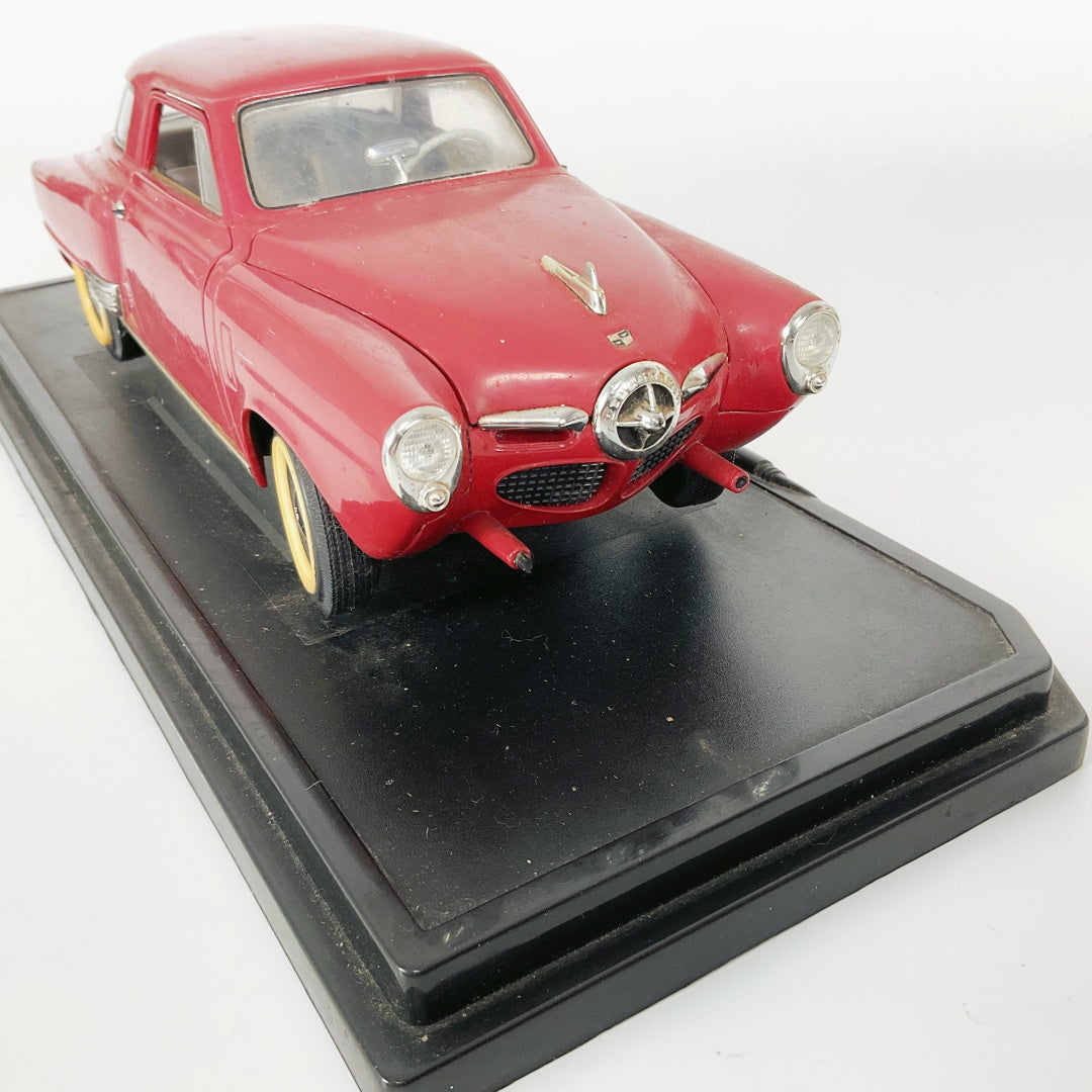 The Road Signature - 1950 Studebaker Champion 1:18 Red Diecast Model Car