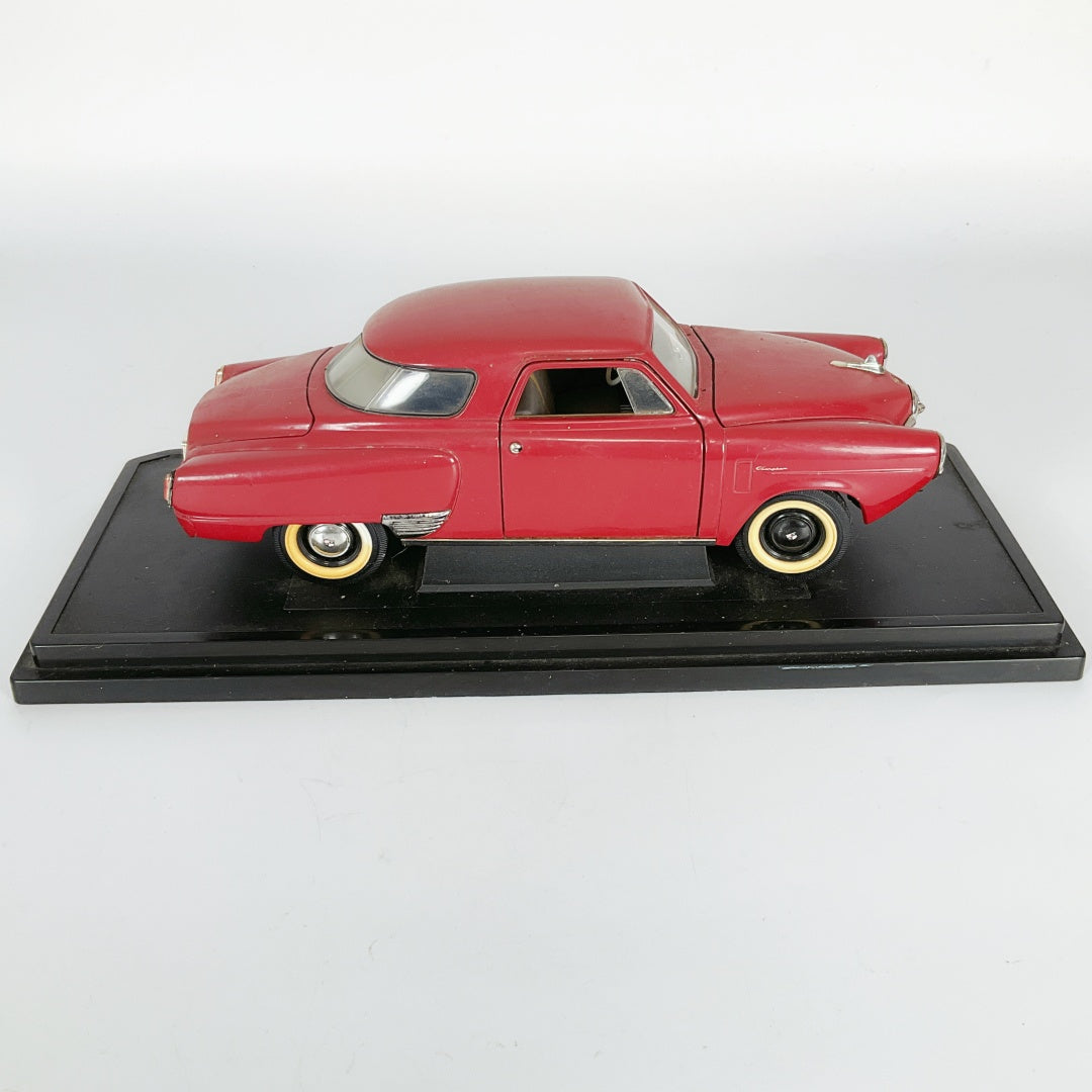 The Road Signature - 1950 Studebaker Champion 1:18 Red Diecast Model Car