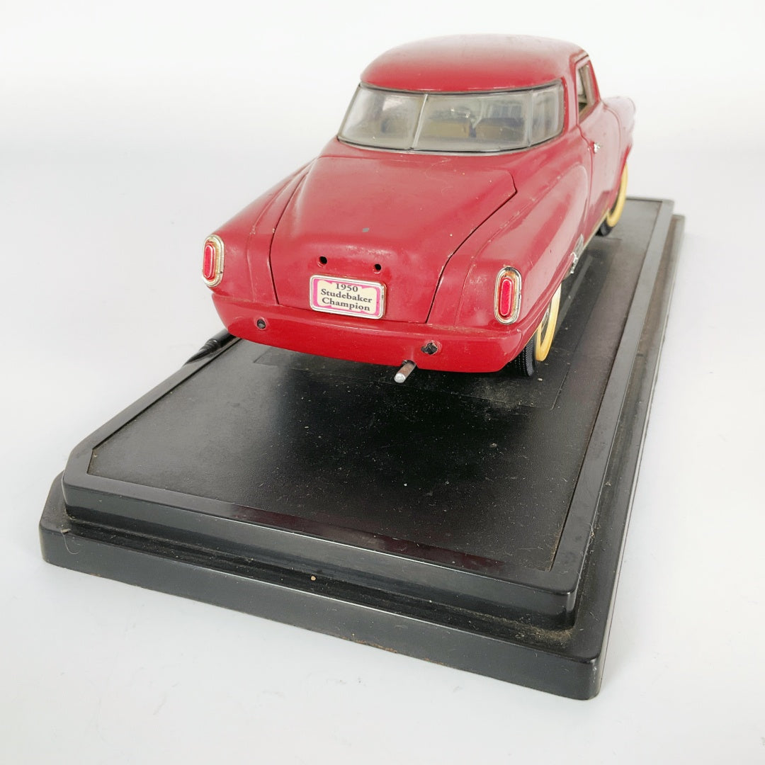 The Road Signature - 1950 Studebaker Champion 1:18 Red Diecast Model Car