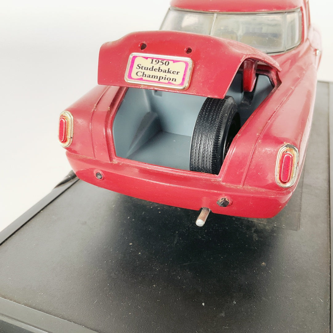 The Road Signature - 1950 Studebaker Champion 1:18 Red Diecast Model Car
