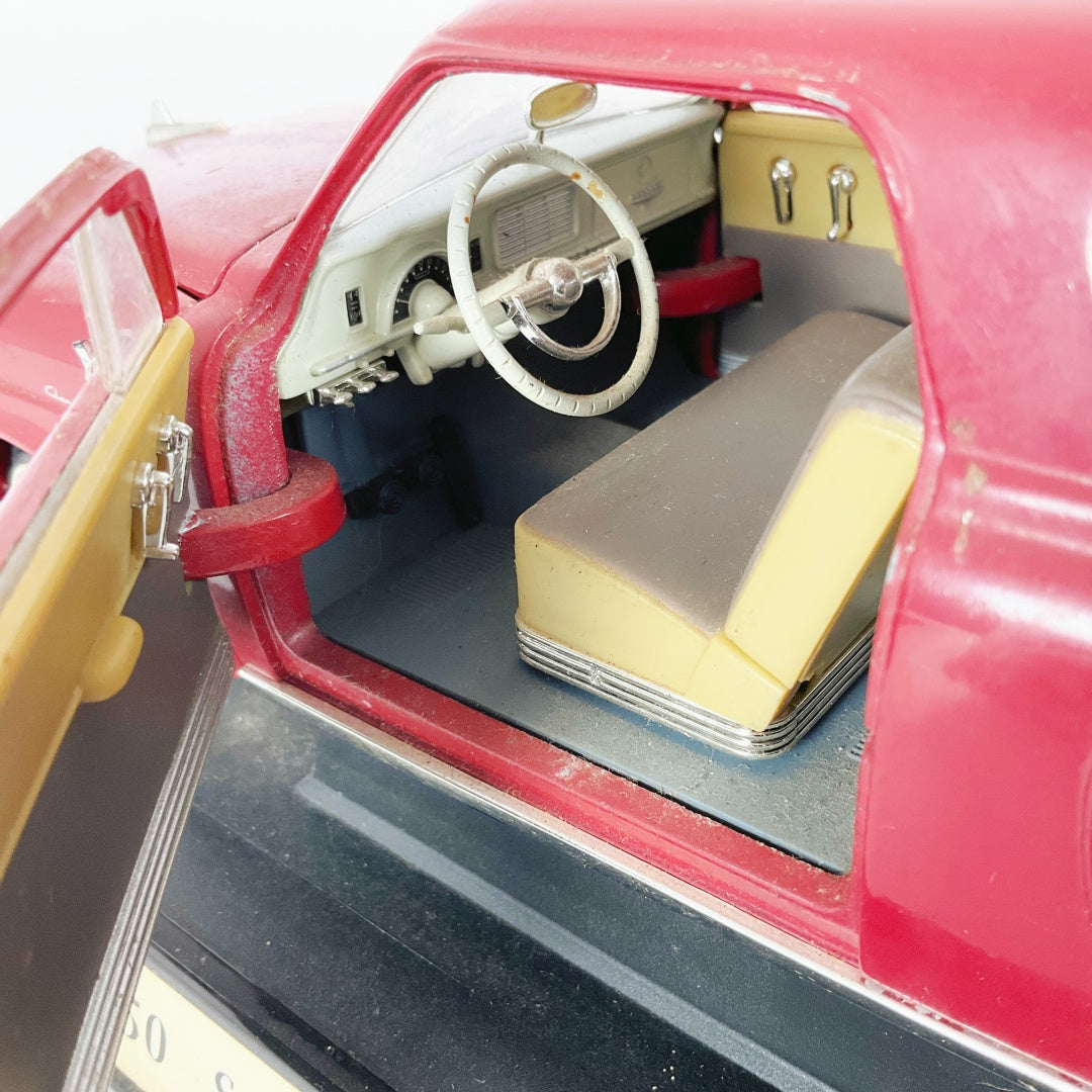 The Road Signature - 1950 Studebaker Champion 1:18 Red Diecast Model Car